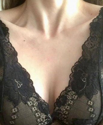 💋 У меня опыт, опыт, опыт – я знаю, что нужно и как доставить удовольствие наивзыскательному джентльмену. 🌟 Я с удовольствием окунусь в мир страсти и наслаждения рядом с тобой. 👠🍾
С моими умелыми ручками и горячими губками я подарю тебе незабываемые моменты безудержной похоти. 💥 Полный релакс, жаркий секс и нежные ласки – все это я предлагаю тебе. 💦💦 Мои главные фишки – глубокий минет и страстные поцелуи, которые точно подарят тебе оргазм, о котором ты мечтаешь. 💦💦
Живу в Москве, и готова пригласить тебя к себе в уютную квартиру. 🏙️✨ Со мной ты почувствуешь себя желанным и особым, ведь выполнение желаний клиента - мое основное дело. 💕
Мои фото настоящие, без фотошопа – убедись в этом сам. 📸 Познавая наши встречи, ты получишь сексуальную эйфорию и море удовольствия. 🌊 Мои клиенты говорят, что со мной время пролетает незаметно. Хочешь проверить? 😉🔥
Не откладывай свое счастье на потом – звони, и мы воплотим твои самые смелые фантазии в жизнь. Я жду тебя, чтобы создать незабываемые воспоминания, которые ты будешь вспоминать с улыбкой. 💋🌹 Даша